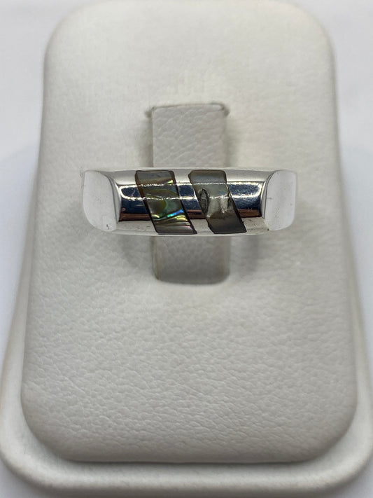 Anillo solitario de plata .925 con piedra engastada, visto de frente sobre estuche blanco