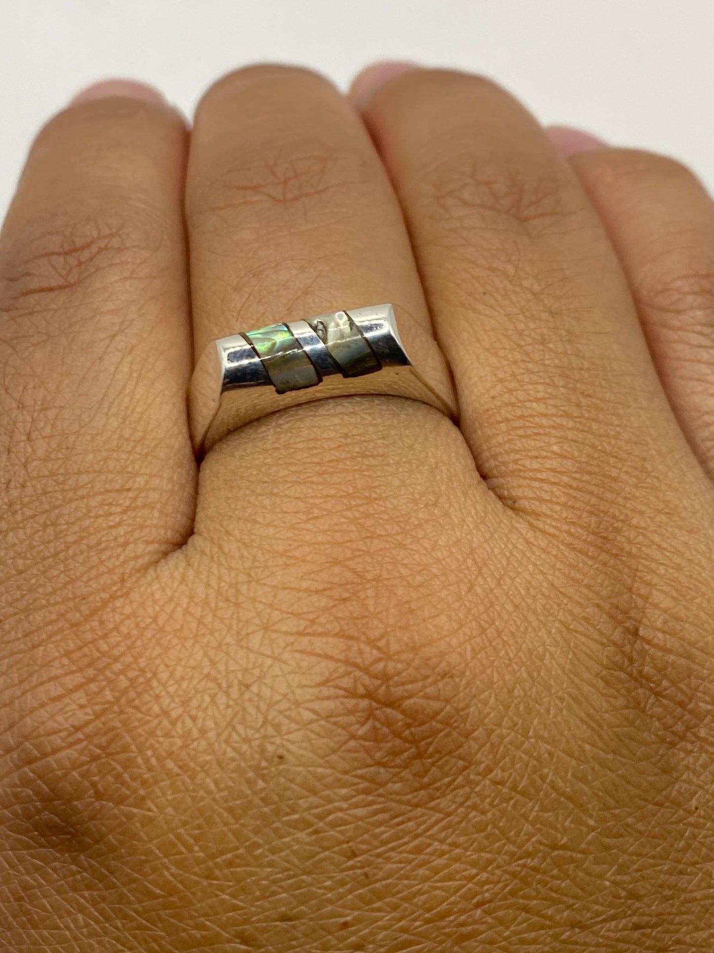 Anillo solitario en la mano de una mujer mostrando su elegancia y presencia real