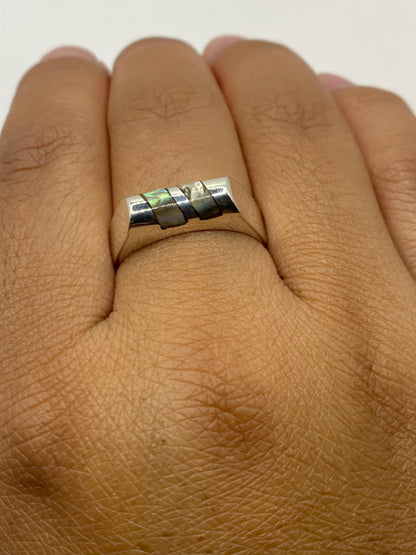 Anillo solitario en la mano de una mujer mostrando su elegancia y presencia real