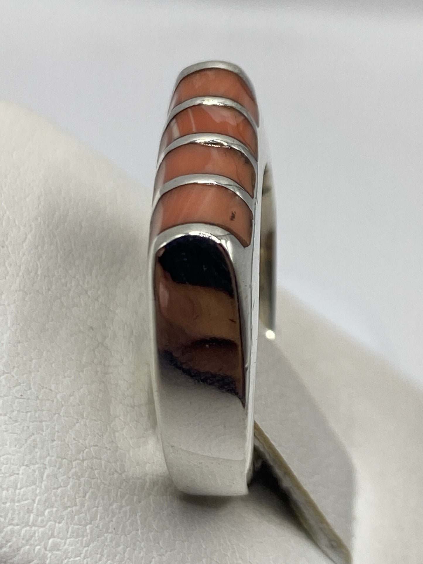 Vista aérea del anillo de coral naranja con bandas de plata brillante