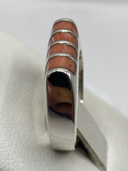 Vista aérea del anillo de coral naranja con bandas de plata brillante