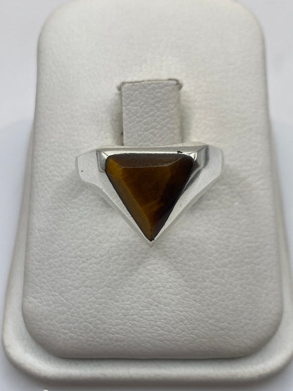Anillo de plata solitario con piedra café natural en la mano de una mujer