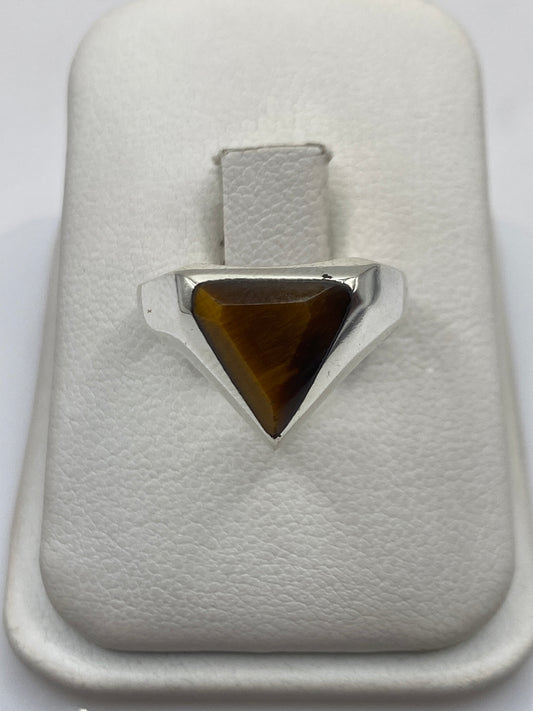 Anillo de plata solitario con piedra café natural en la mano de una mujer