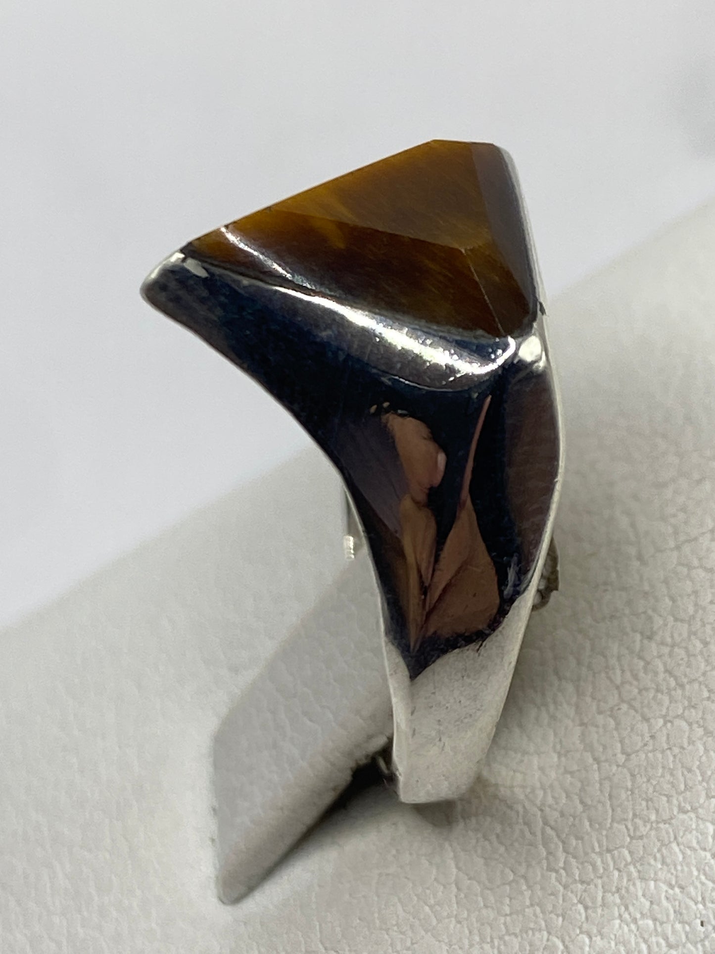 Detalle lateral del anillo con sello .925 MEXICO en la banda