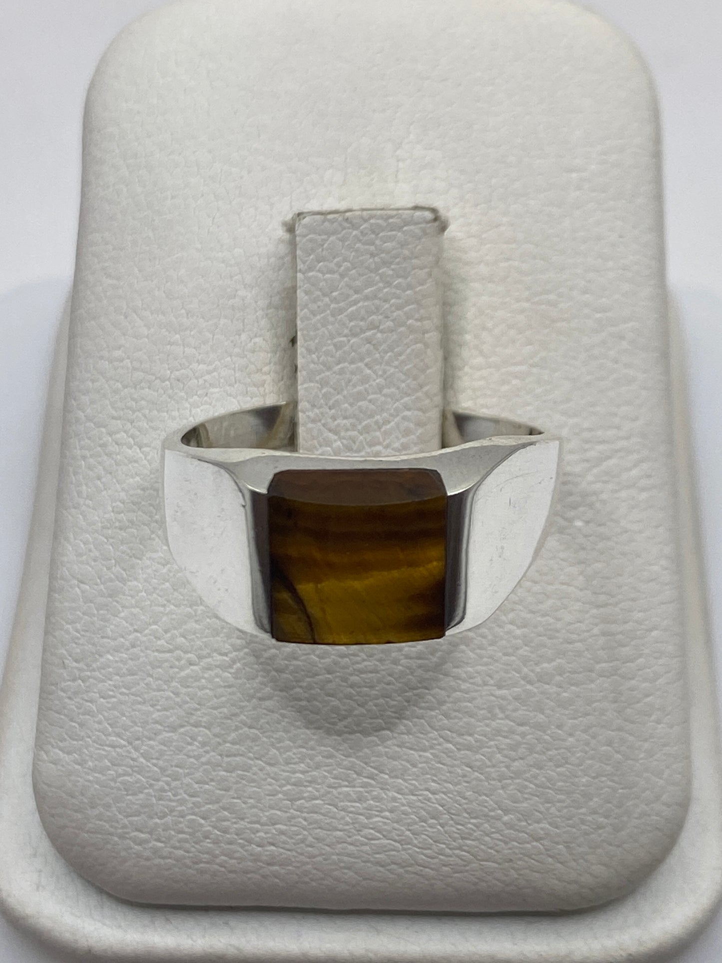 Anillo de plata .925 con piedra café natural en engaste geométrico, vista frontal en estuche