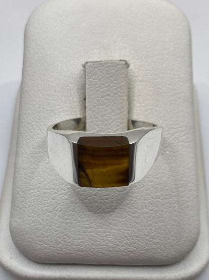 Anillo de plata .925 con piedra café natural en engaste geométrico, vista frontal en estuche