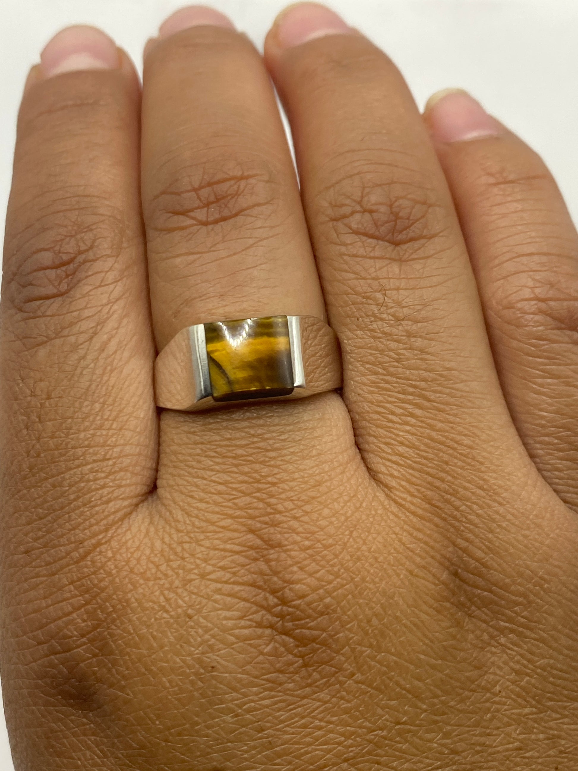 Banda del anillo desde adentro mostrando el sello 925 y la calidad del acabado