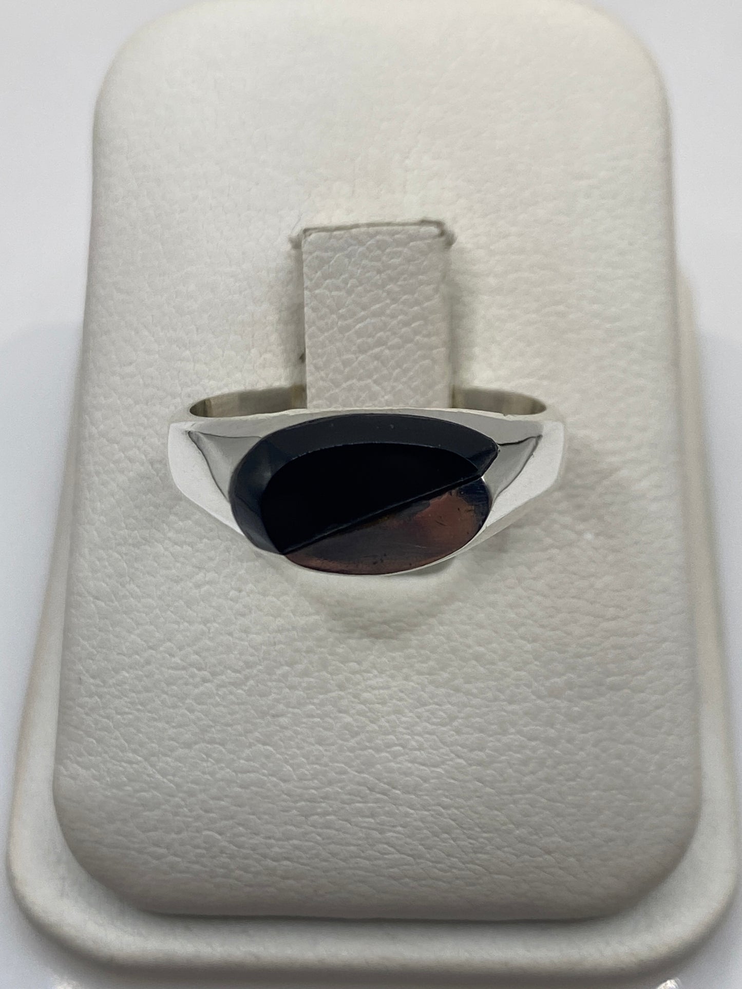 Anillo de plata .925 con ónix negro pulido en estuche blanco