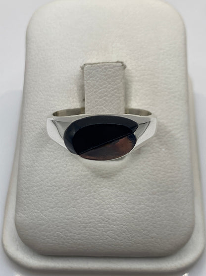 Anillo de plata .925 con ónix negro pulido en estuche blanco