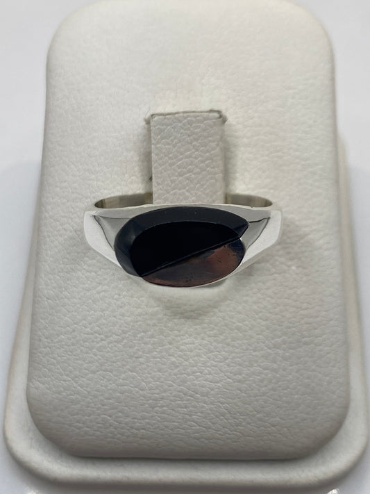 Anillo de plata .925 con ónix negro pulido en estuche blanco