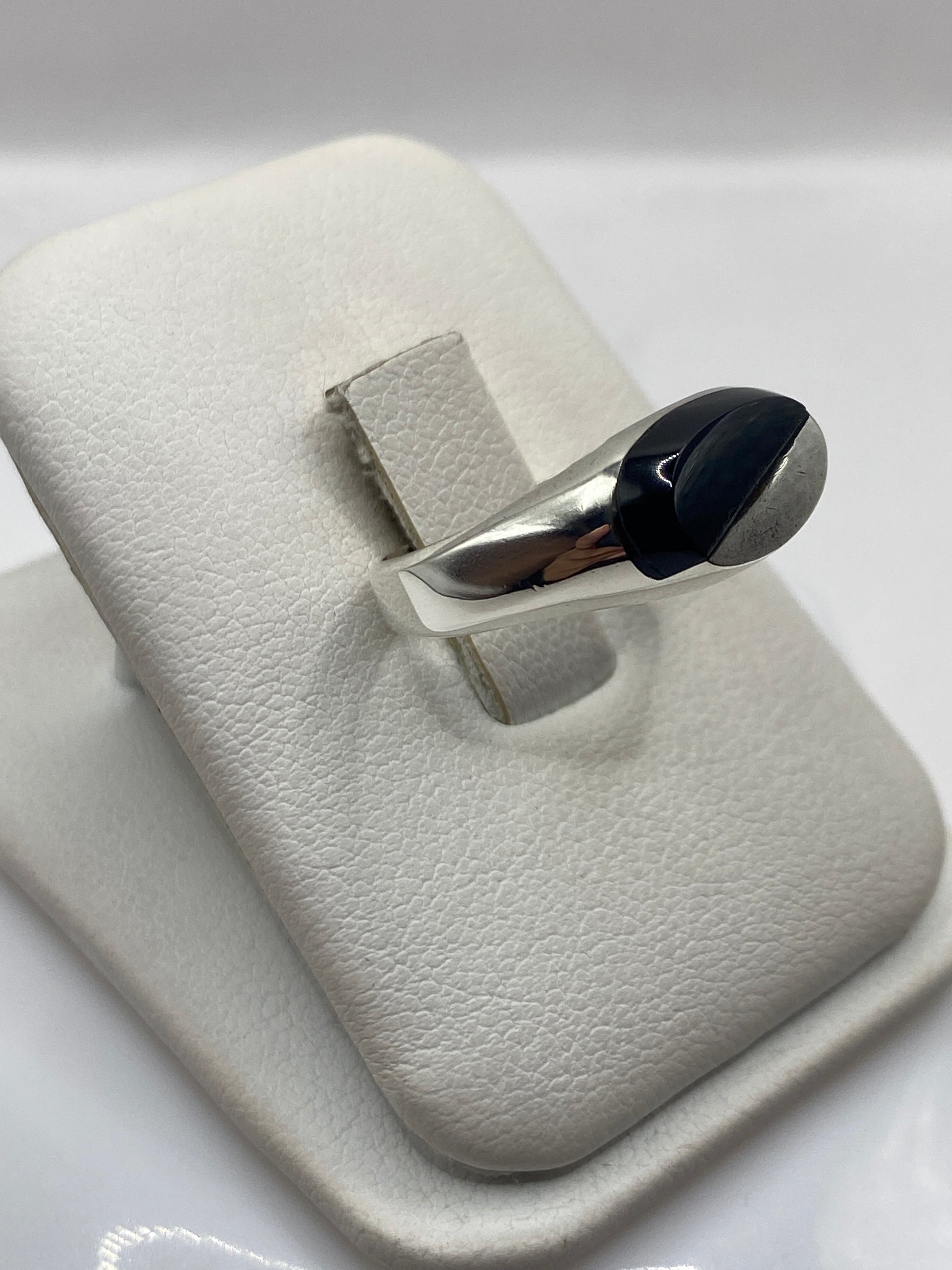 Anillo minimalista unisex ónix negro visto de lado en plata brillante