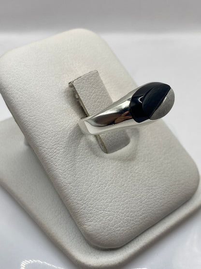 Anillo minimalista unisex ónix negro visto de lado en plata brillante