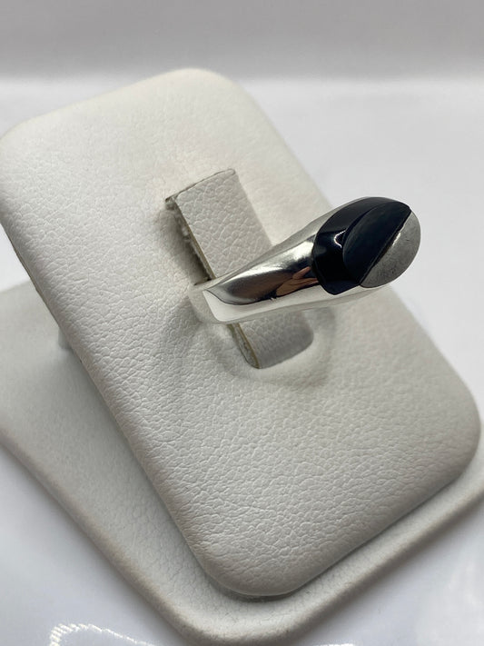 Anillo minimalista unisex ónix negro visto de lado en plata brillante