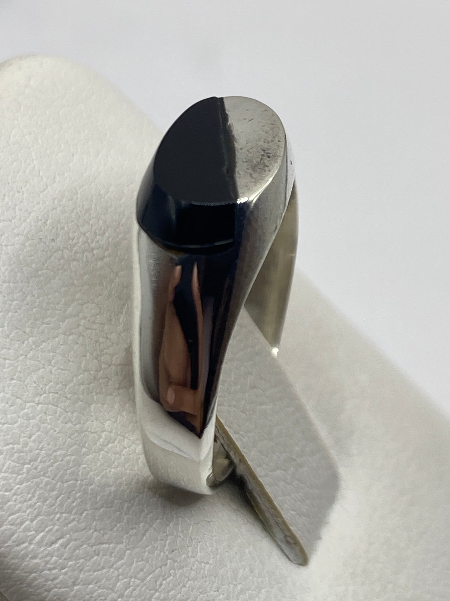 Detalle del ónix negro con brillo intenso en la mano de una persona