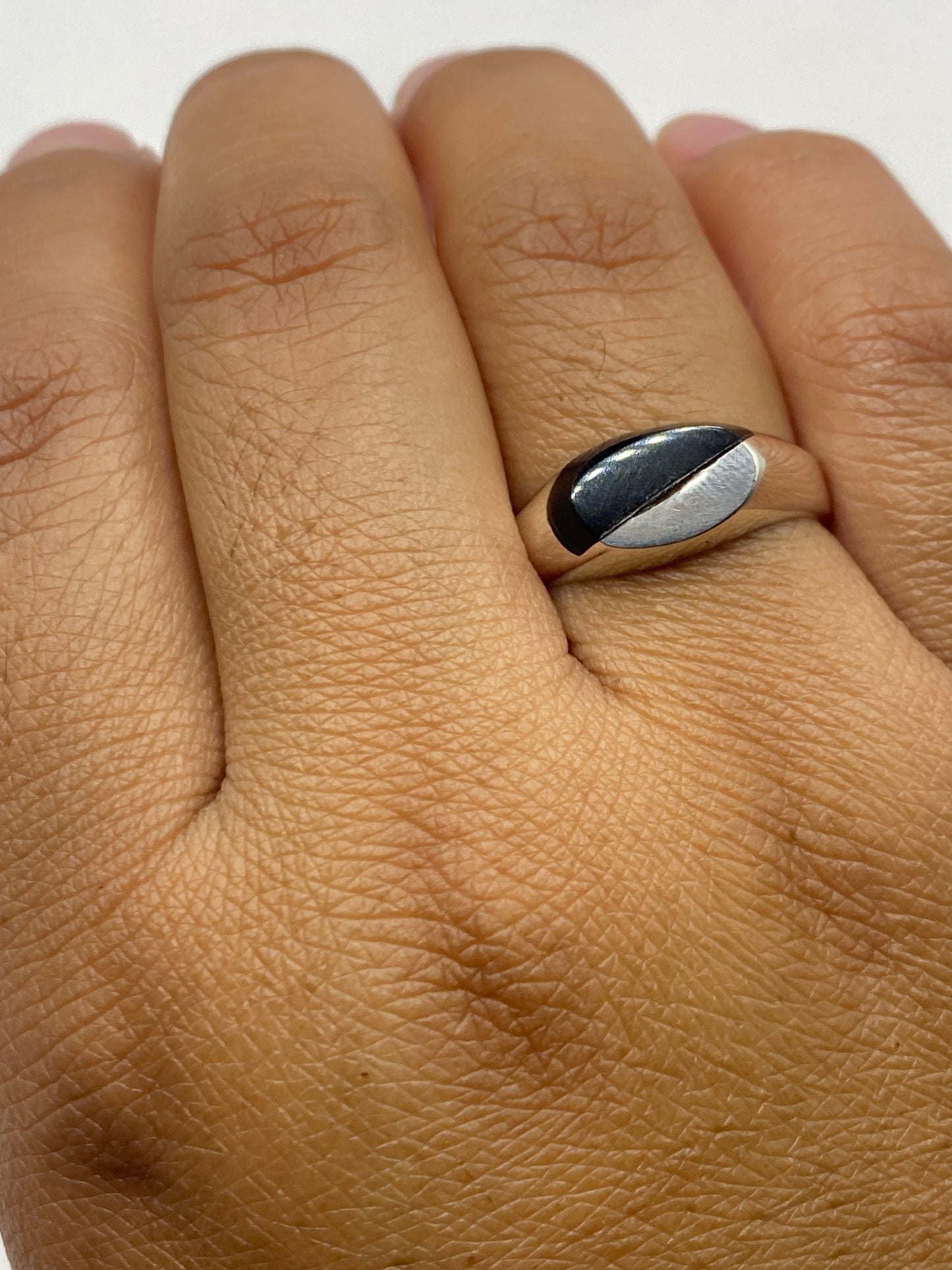Anillo ónix visto desde atrás mostrando el sello .925 en la banda interior