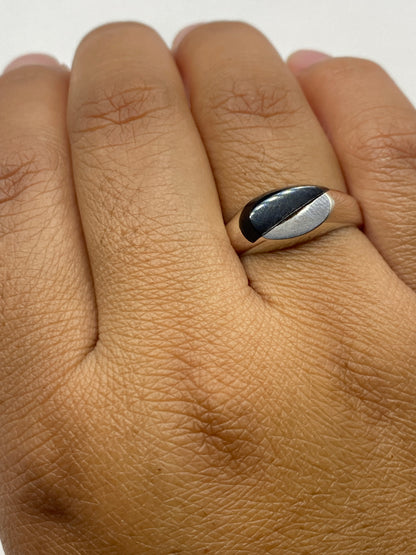 Anillo ónix visto desde atrás mostrando el sello .925 en la banda interior