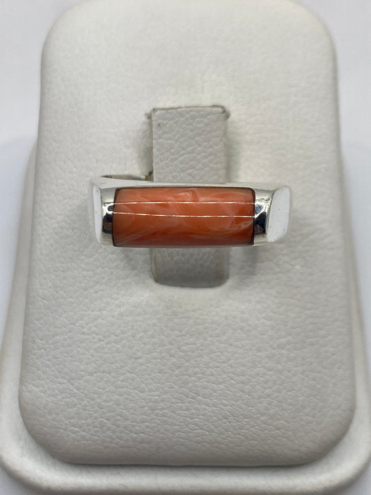 Anillo de plata .925 con coral natural naranja en diseño geométrico rectangular