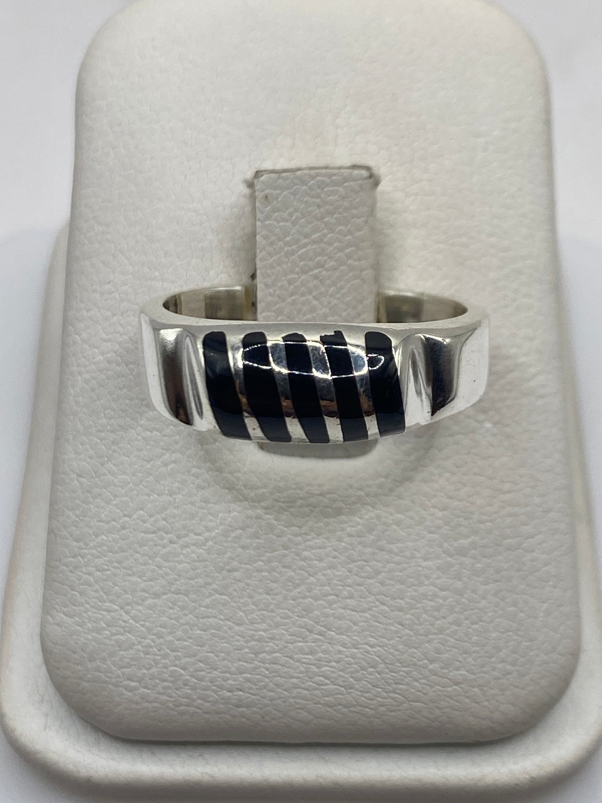 Anillo de plata .925 con ónix negro en banda moderna sobre estuche blanco