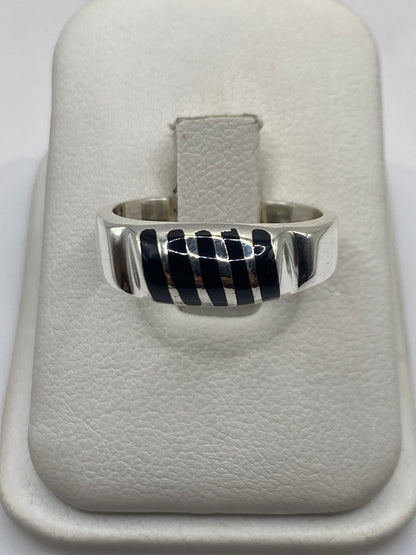Anillo de plata .925 con ónix negro en banda moderna sobre estuche blanco