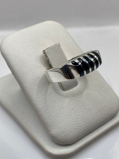 Vista lateral del anillo unisex mostrando el engaste de ónix natural