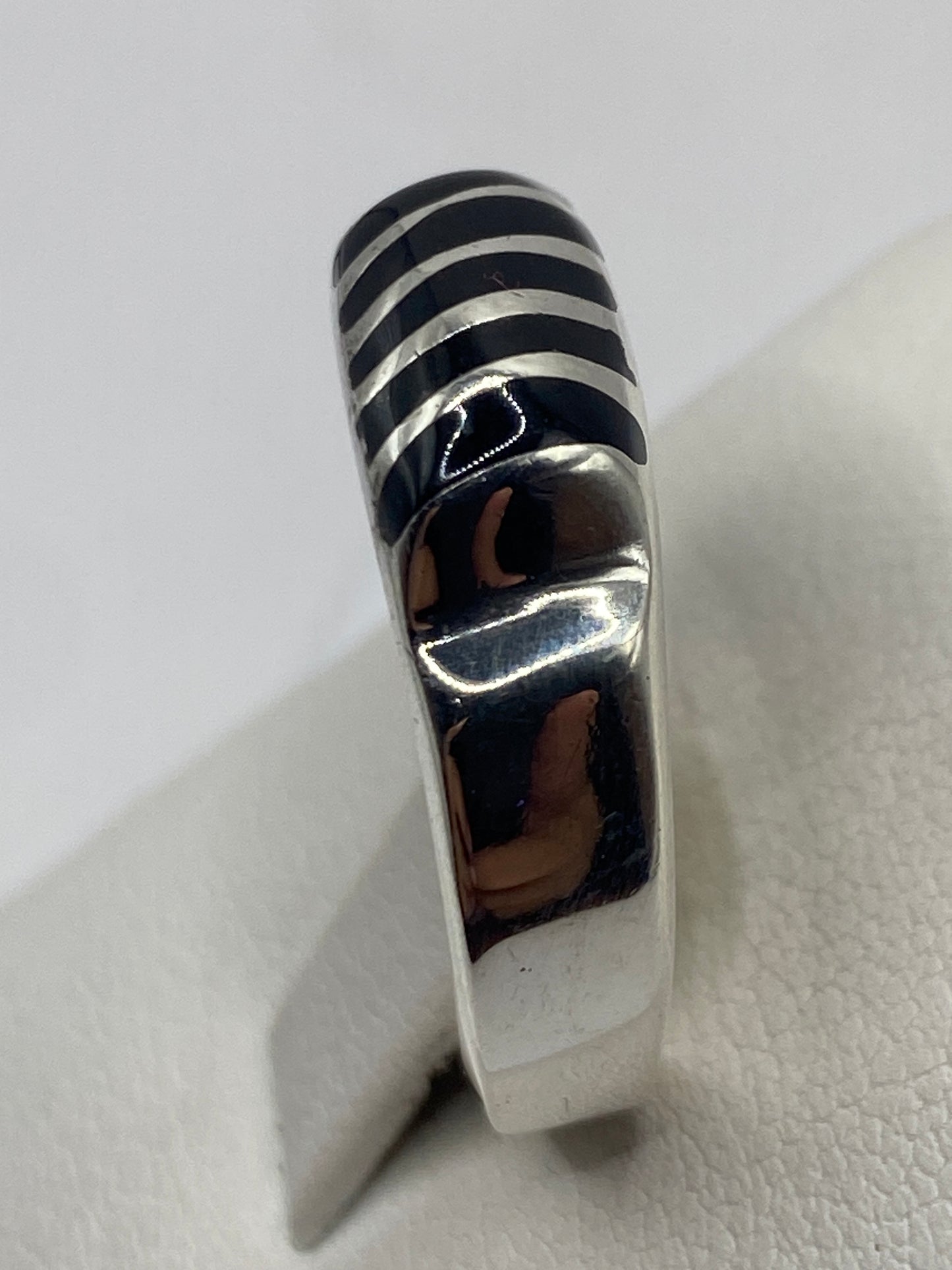 Detalle frontal del ónix negro con reflejos de plata pulida