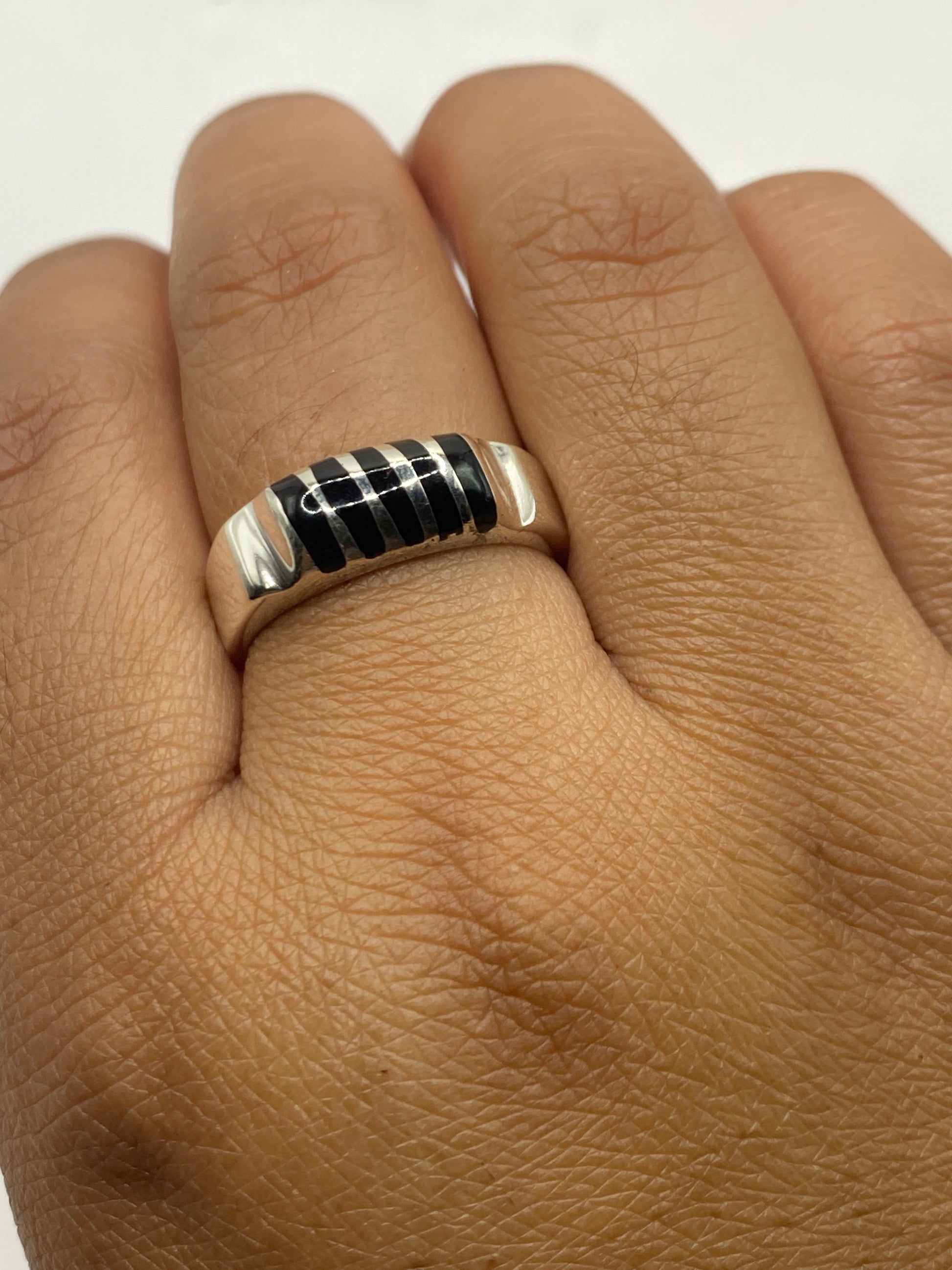 Anillo en la mano mostrando talla y peso de 7 gramos con sello 925 MEXICO