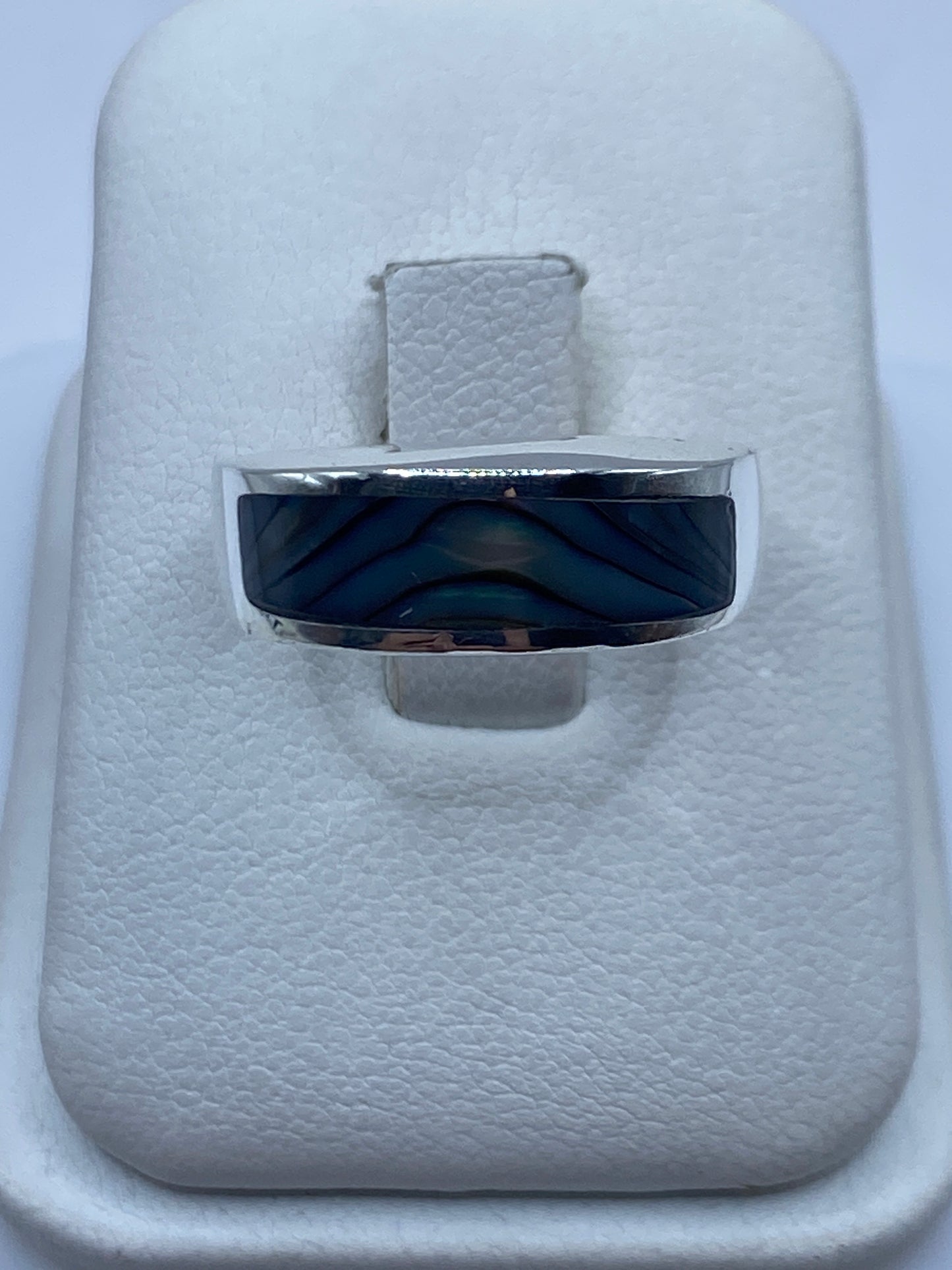 Anillo de plata .925 con banda rectangular y piedra engastada, vista frontal sobre blanco