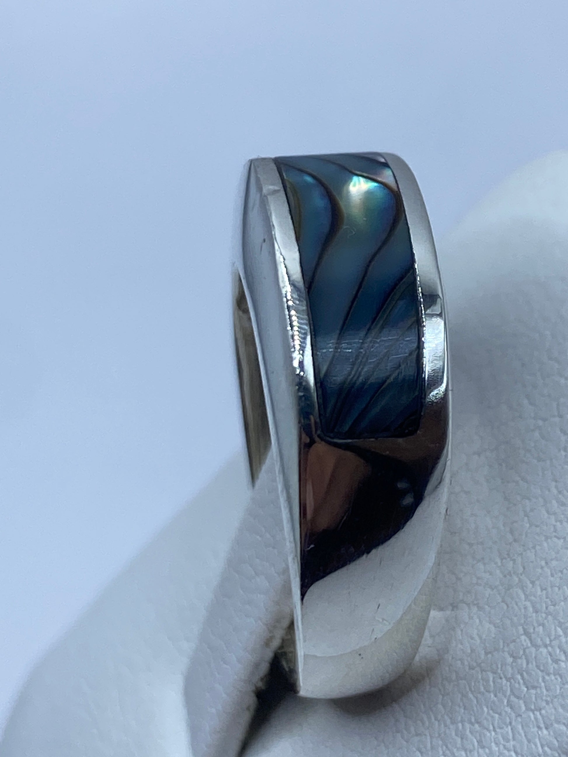 Anillo puesto en mano mostrando proporción y presencia del diseño unisex