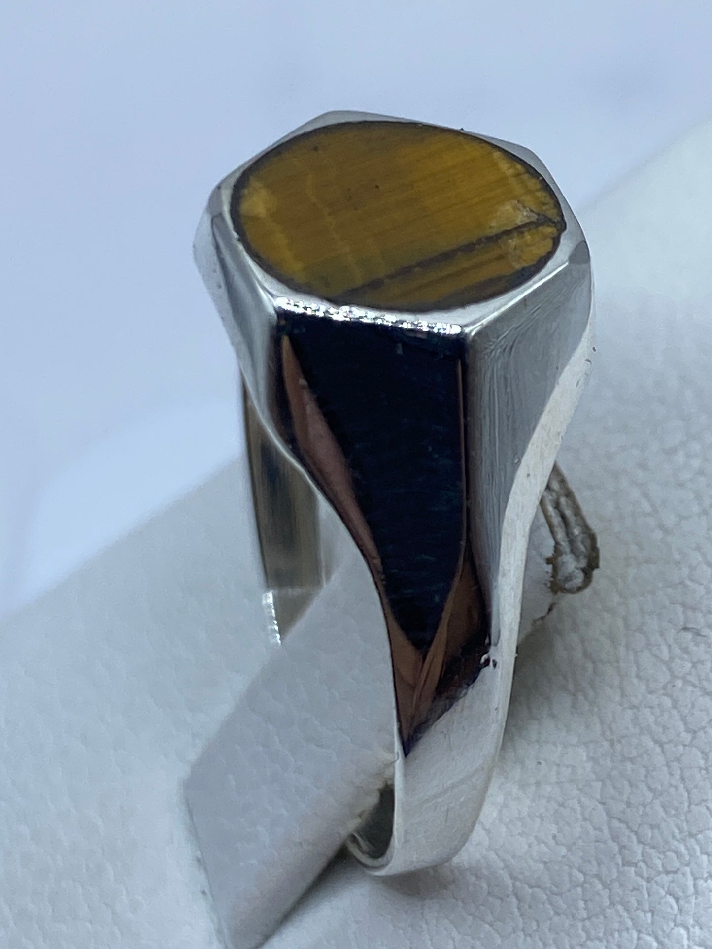 Anillo en dedo masculino con piedra café tono natural