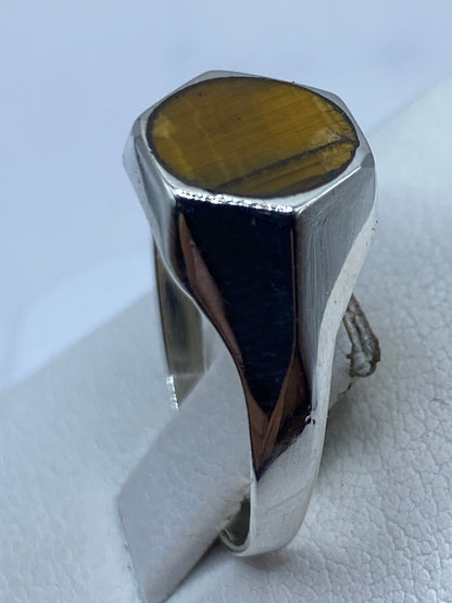 Anillo en dedo masculino con piedra café tono natural