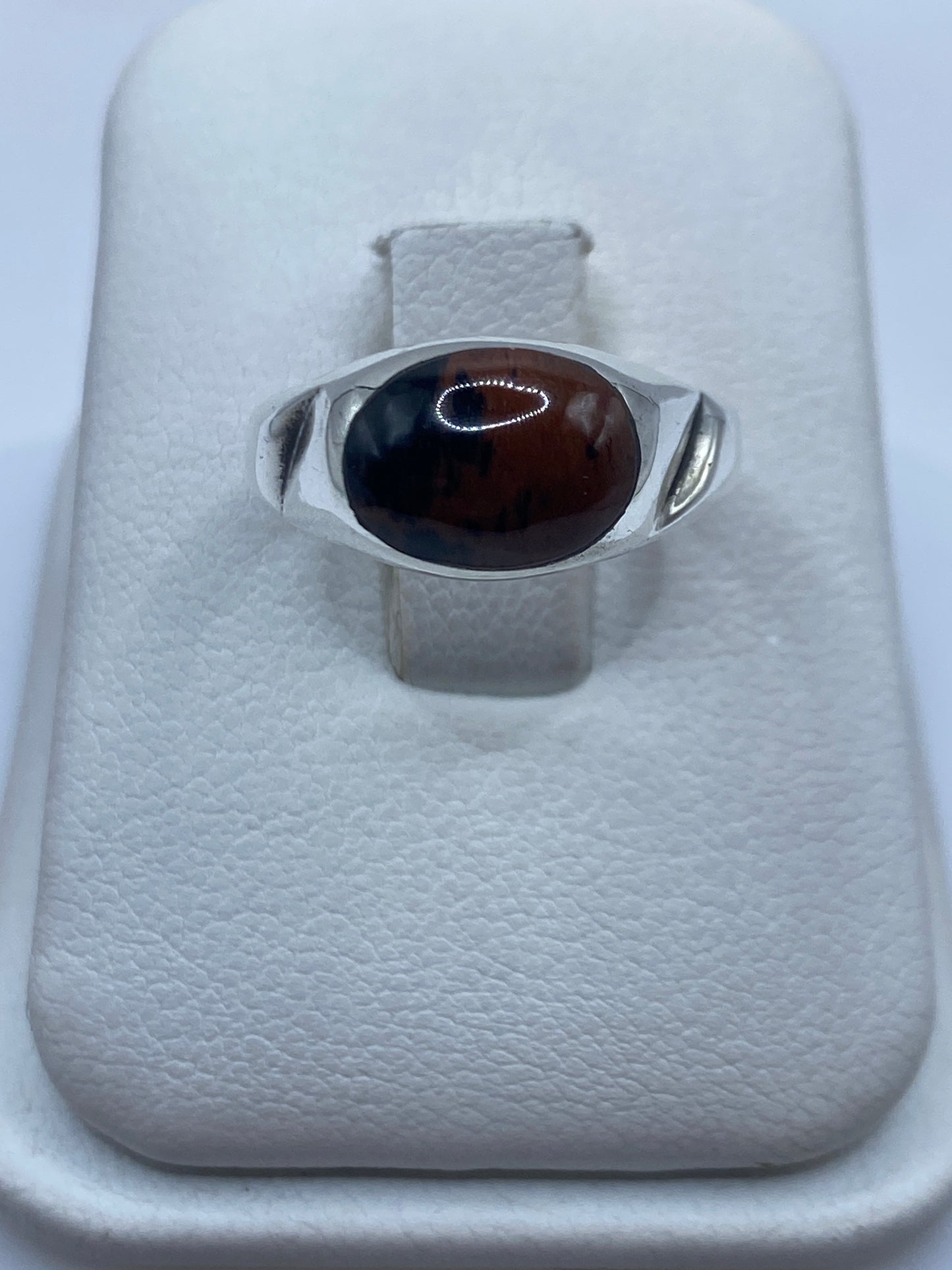 Anillo solitario de plata .925 con piedra ovalada sobre estuche blanco