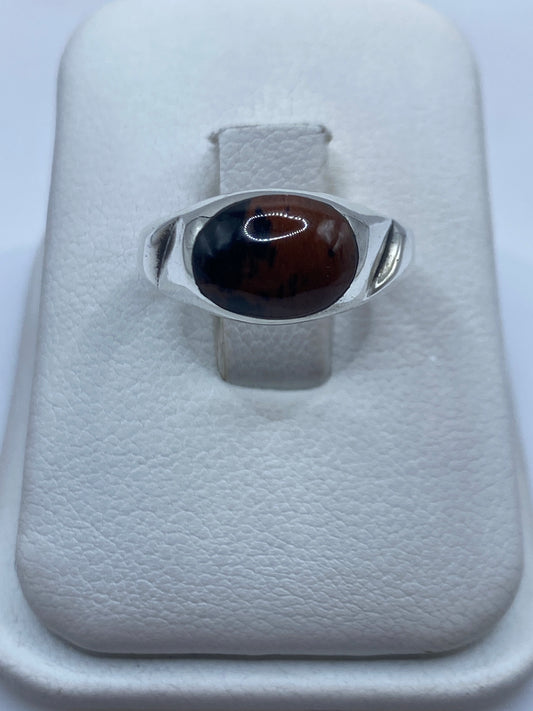 Anillo solitario de plata .925 con piedra ovalada sobre estuche blanco