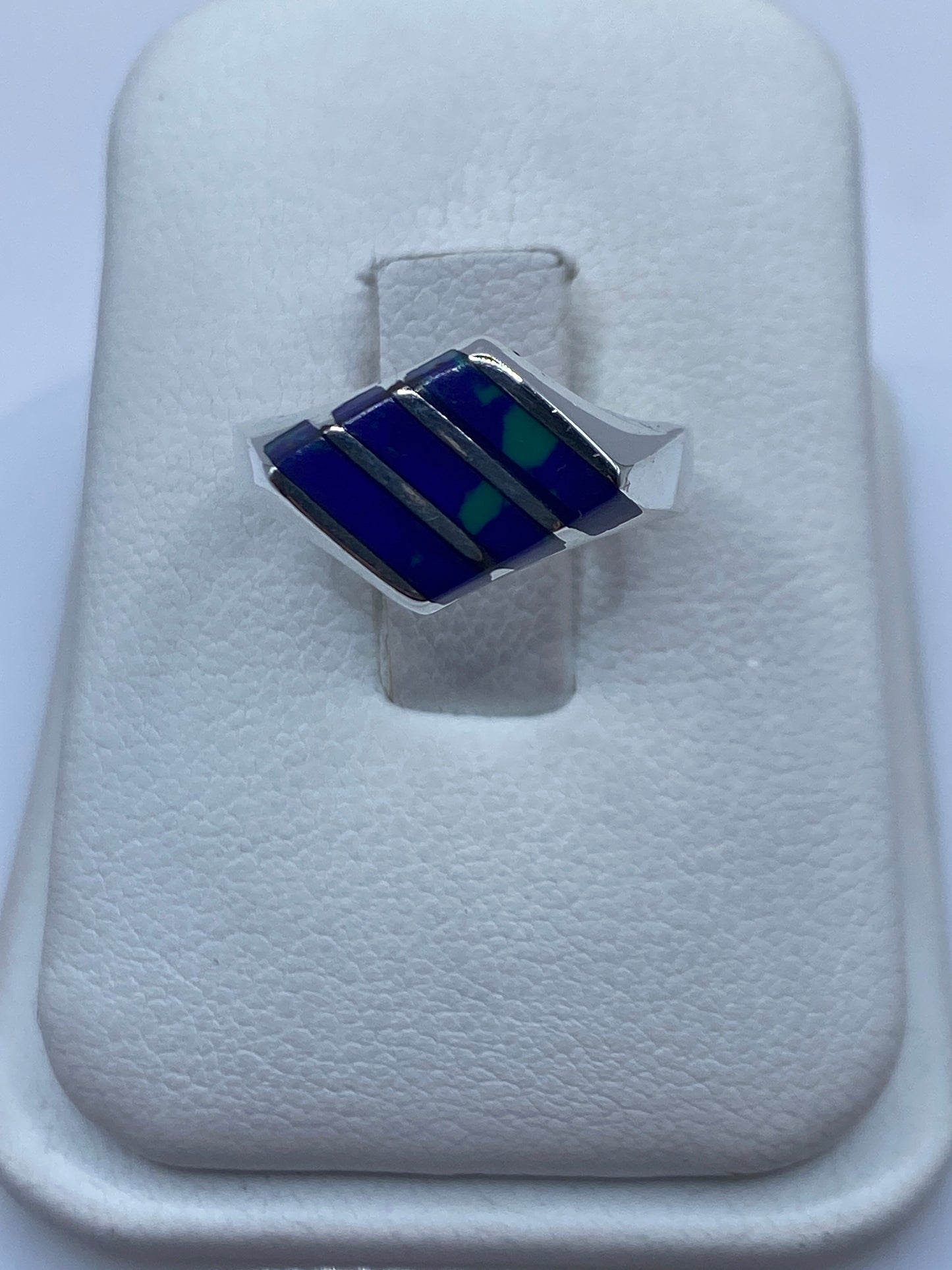 Anillo de plata con tres bandas de lapislázuli azul natural en caja de presentación blanca