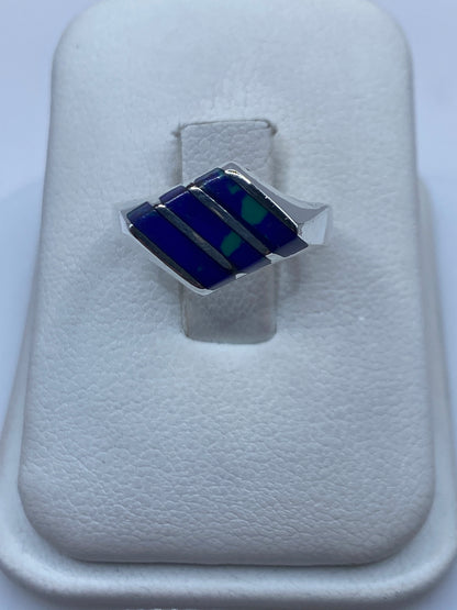 Anillo de plata con tres bandas de lapislázuli azul natural en caja de presentación blanca