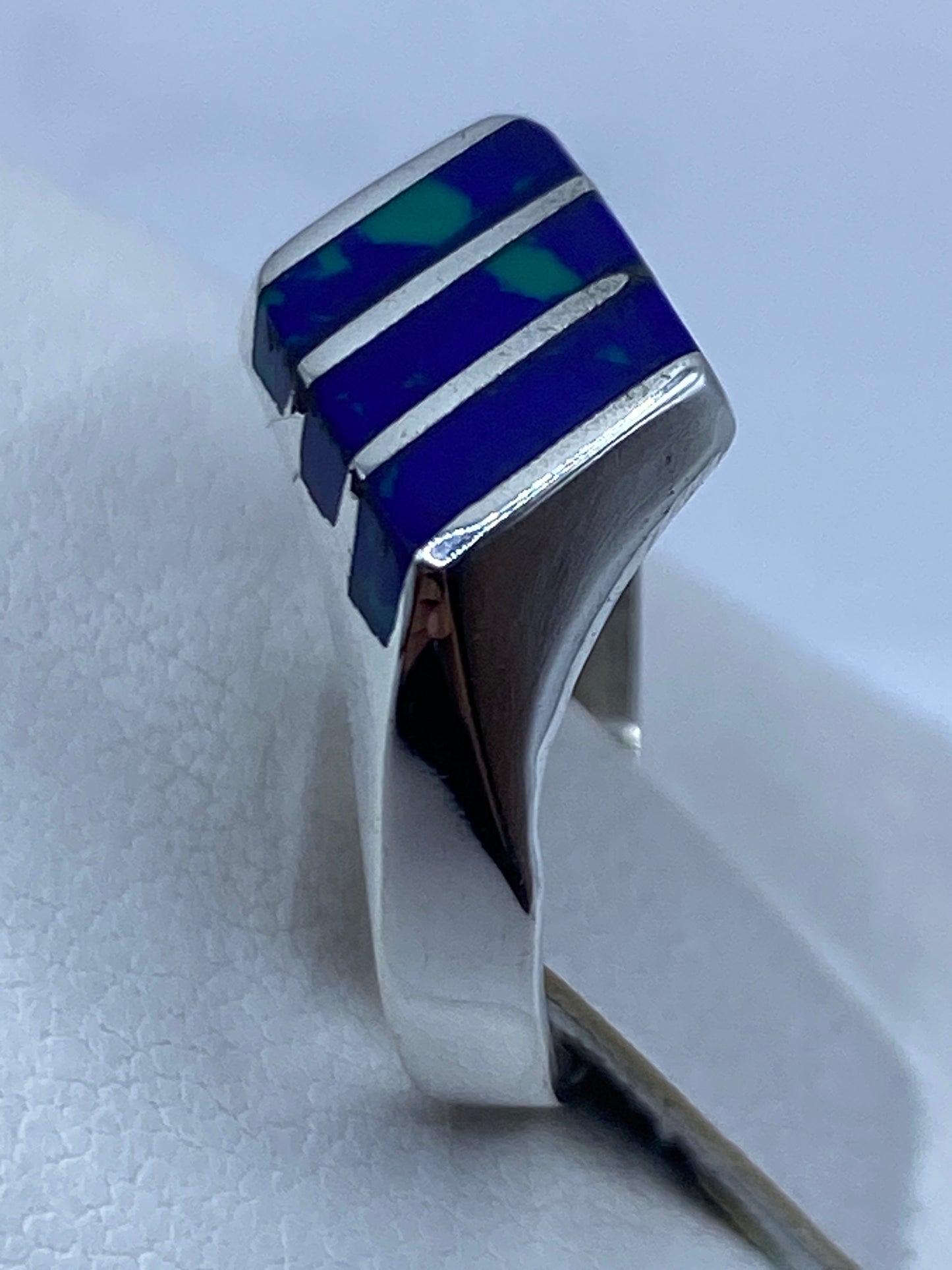 Detalle de lapislázuli azul con motas doradas de pirita en plata .925