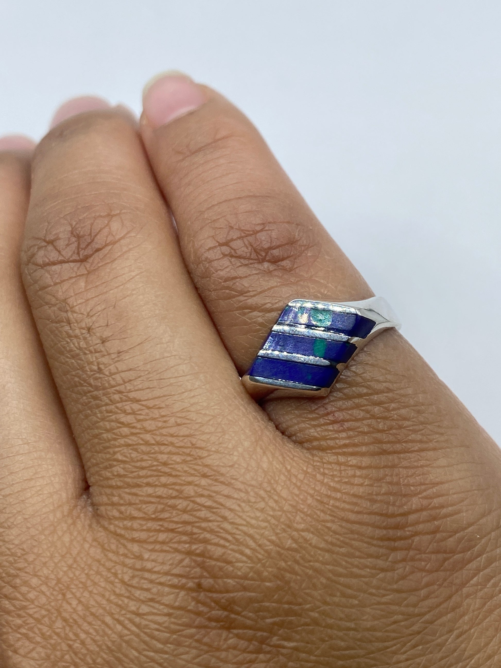 Anillo en dedo mostrando el sello 925 y la presencia arquitectónica del diseño