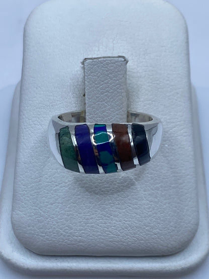 Anillo de plata con bandas de ónix negro intercaladas en diseño geométrico moderno