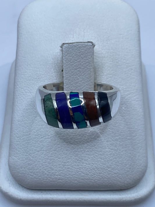 Anillo de plata con bandas de ónix negro intercaladas en diseño geométrico moderno