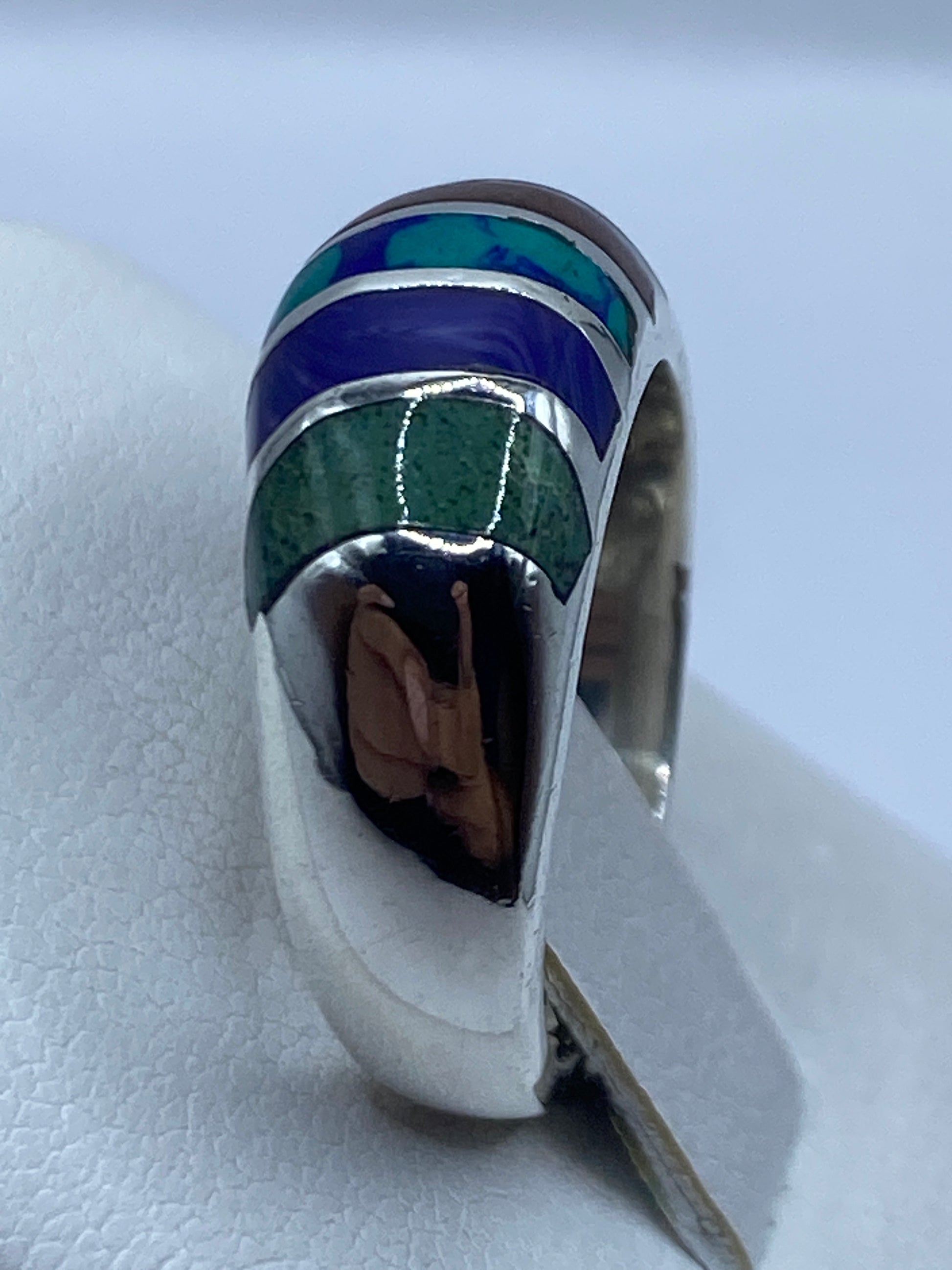 Anillo con ónix negro en la mano mostrando el acabado pulido brillante