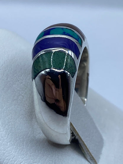 Anillo con ónix negro en la mano mostrando el acabado pulido brillante