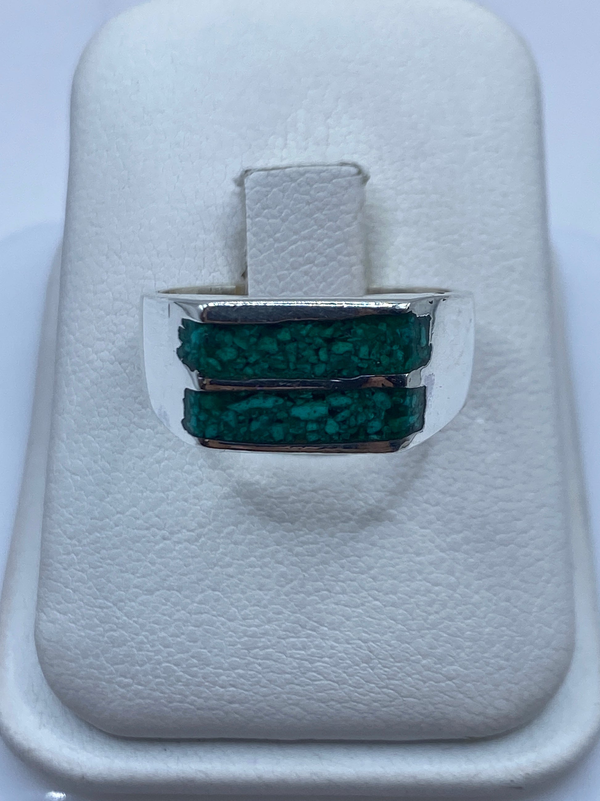Anillo de plata con dos bandas laterales enmarcando malaquita verde natural