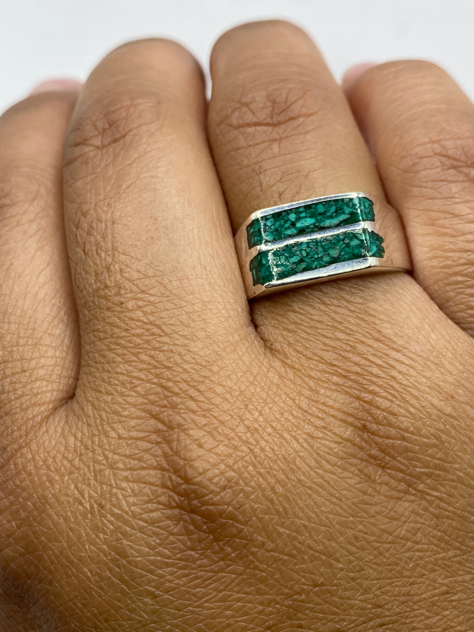 Anillo sobre fondo blanco mostrando el peso de 6.5 gramos y sello .925