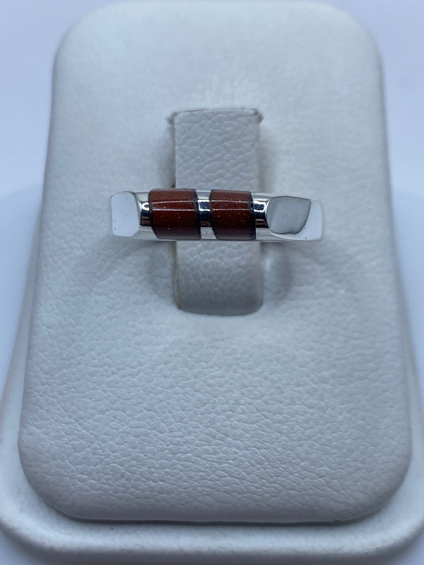 Anillo de plata .925 con piedra natural solitaria en estuche blanco