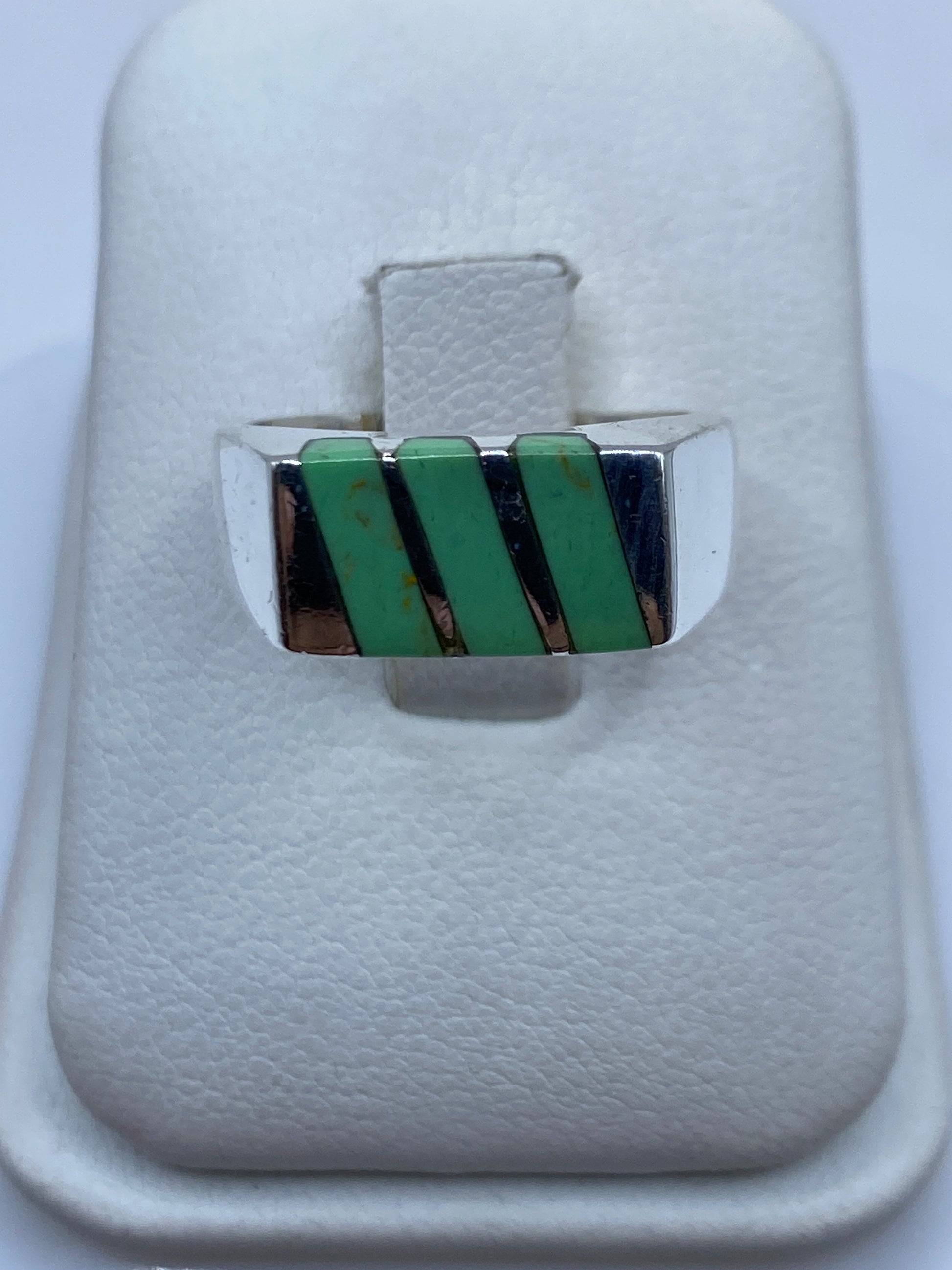 Anillo de plata con malaquita verde y franjas plateadas, vista frontal en estuche blanco