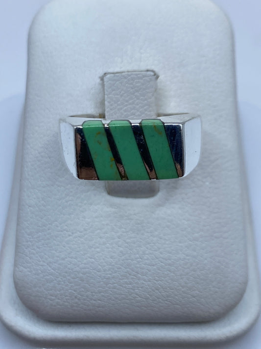 Anillo de plata con malaquita verde y franjas plateadas, vista frontal en estuche blanco