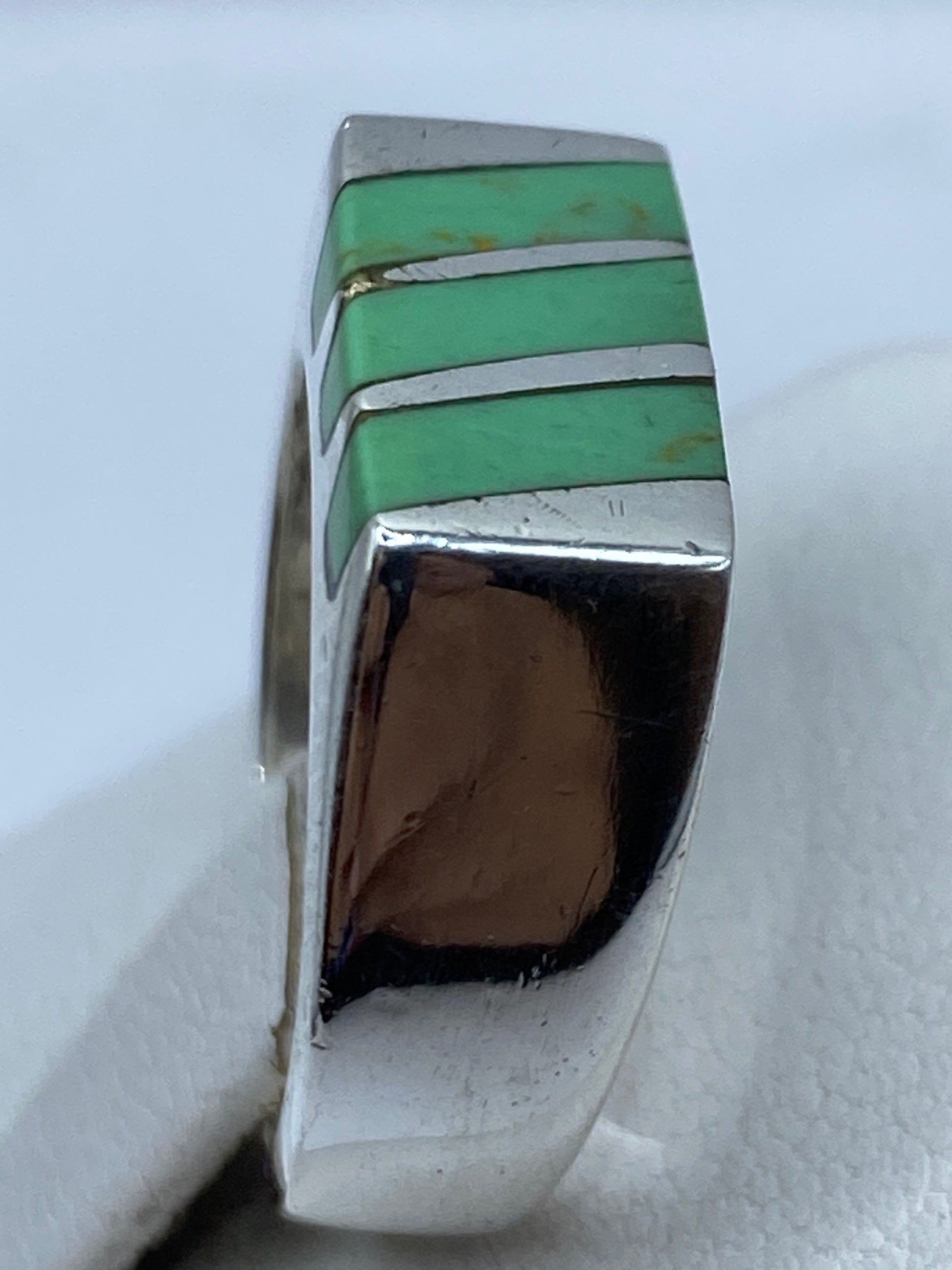 Detalle lateral del anillo platero con malaquita, franjas de engaste en plata .925
