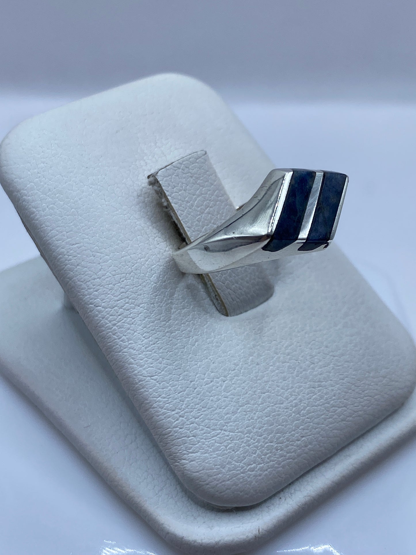 Detalle del lapislázuli azul profundo con vetas doradas en anillo de plata .925
