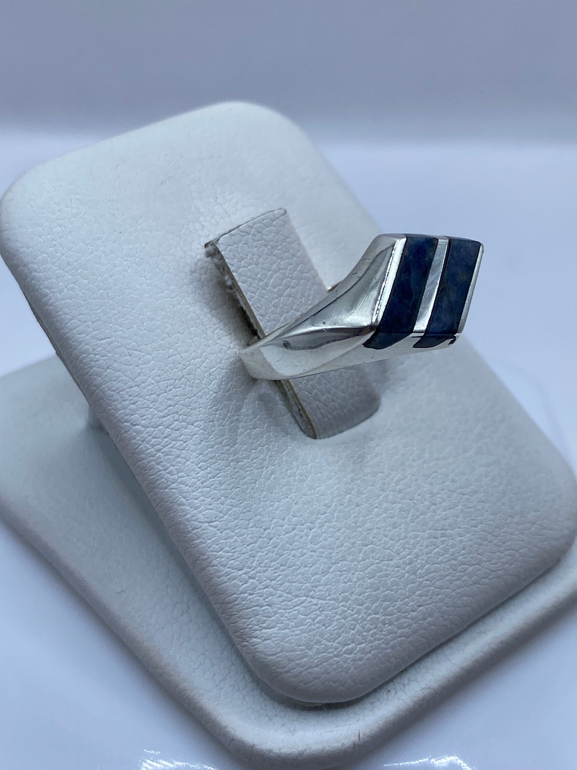 Detalle del lapislázuli azul profundo con vetas doradas en anillo de plata .925