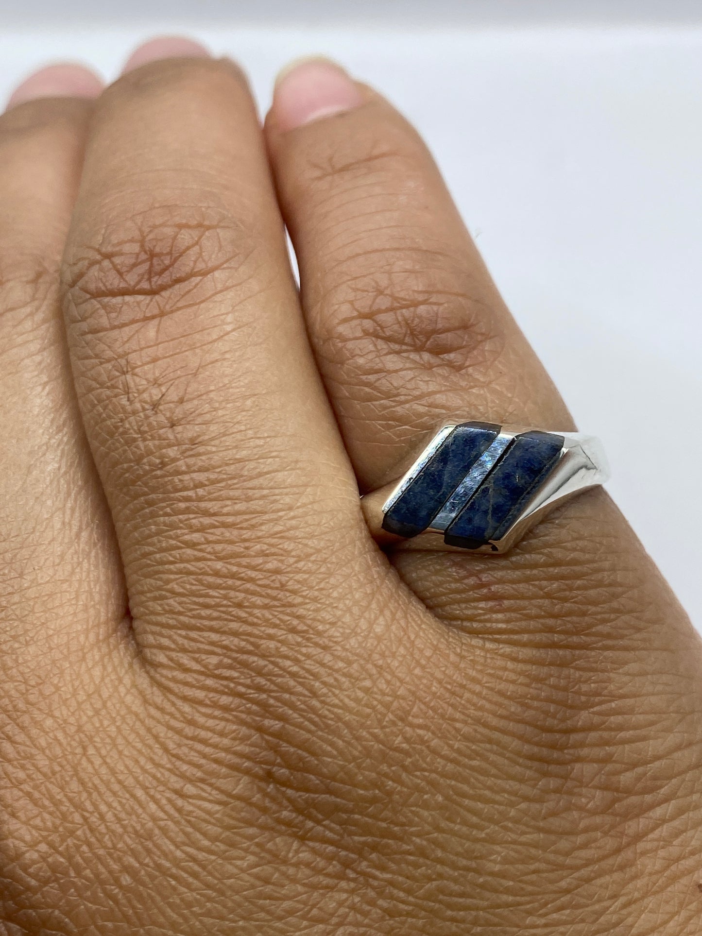 Anillo sobre fondo neutro exhibiendo el sello 925 MEXICO en la banda
