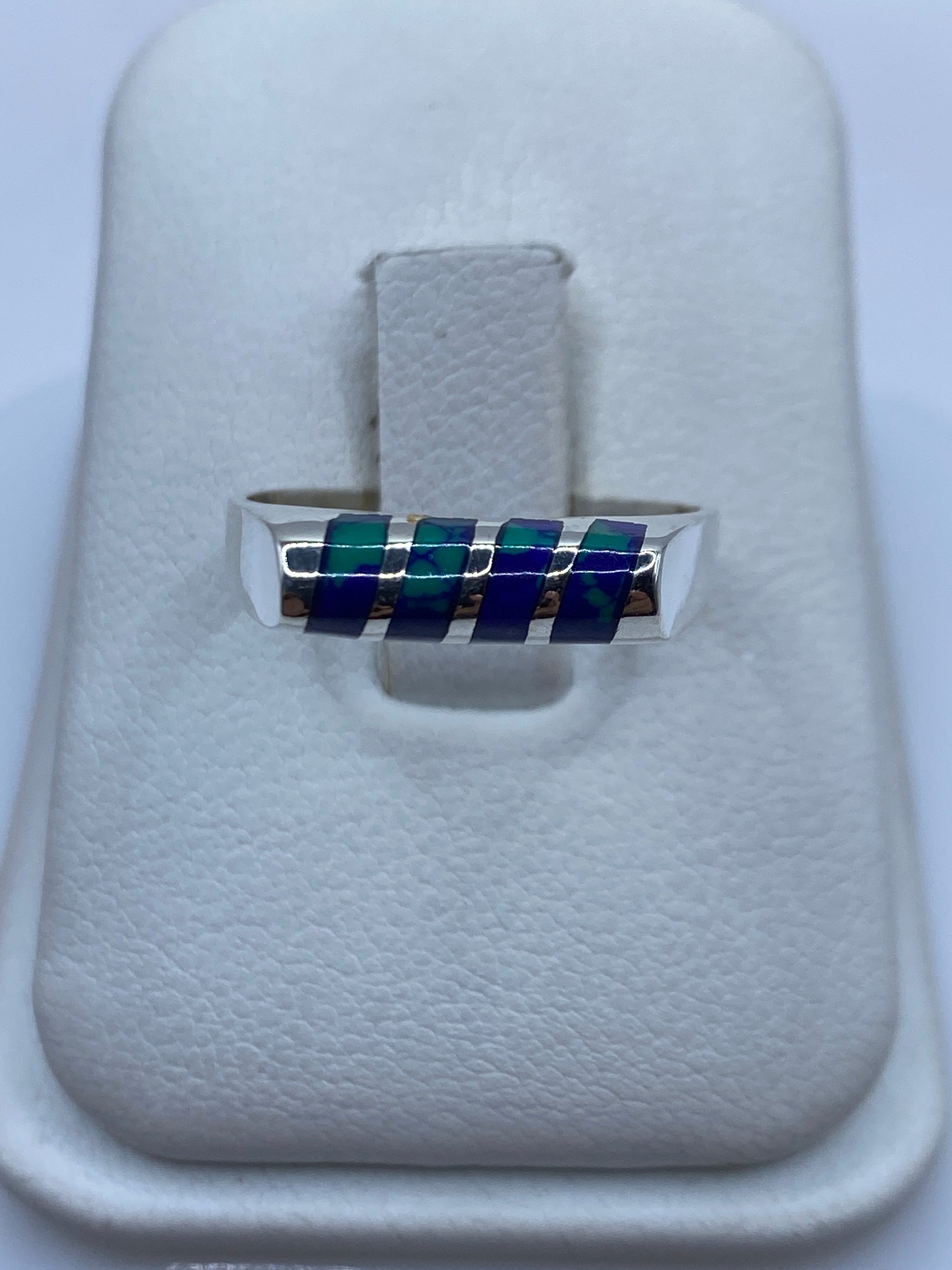 Anillo de plata minimalista con piedra azul engastada en Taxco